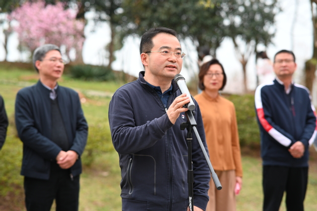 党委书记高义勇宣布植树活动开始