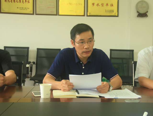 后勤党委书记王华作汇报