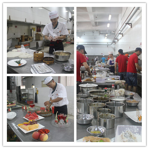 后厨现场厨师纷纷秀厨艺